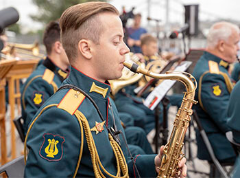 военный музыкант саксофонист