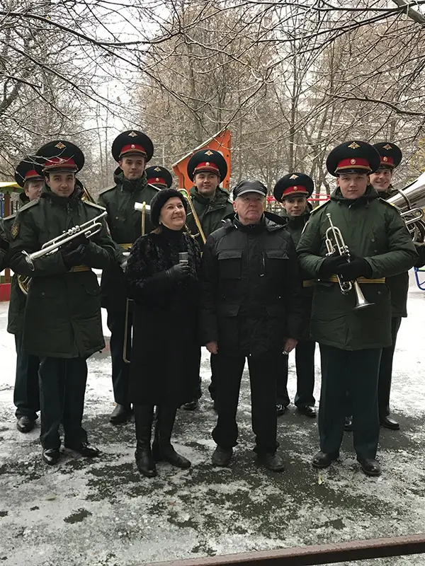 Оркестр в зелёной форме на зимней улице