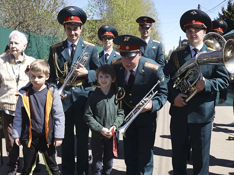 4 музыканта в военной форме