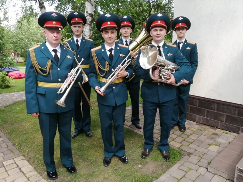 6 музыкантов в военной форме