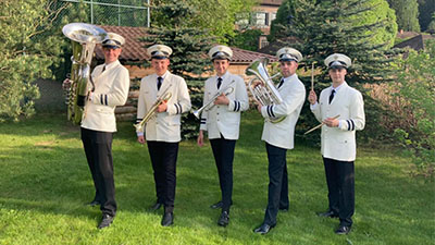 Небольшой духовой оркестр на праздник