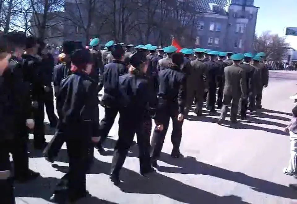 Кадр из видео: Пёс присоединяется к параду
