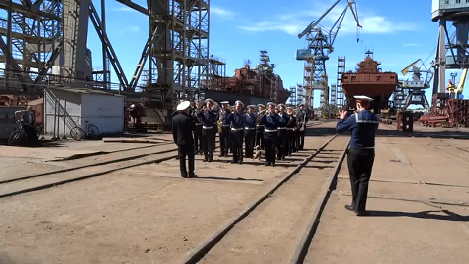 Кадр из видео: Оркестр играет, собака подпевает