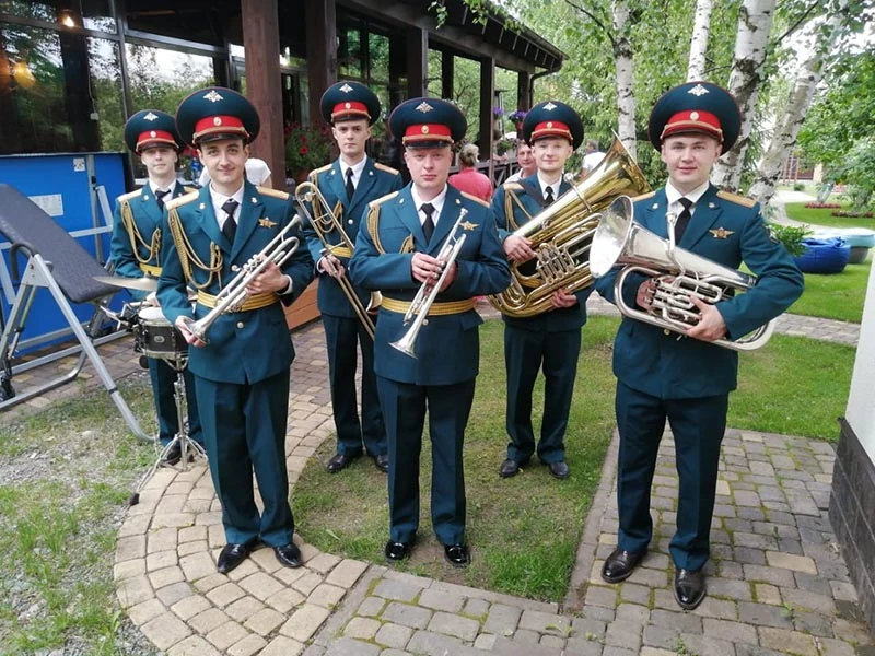 Музыканты Golden Horn в парадной военной форме
