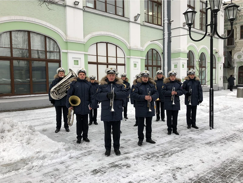 Оркестр Golden Horn на улице в синих куртках и белых фуражках