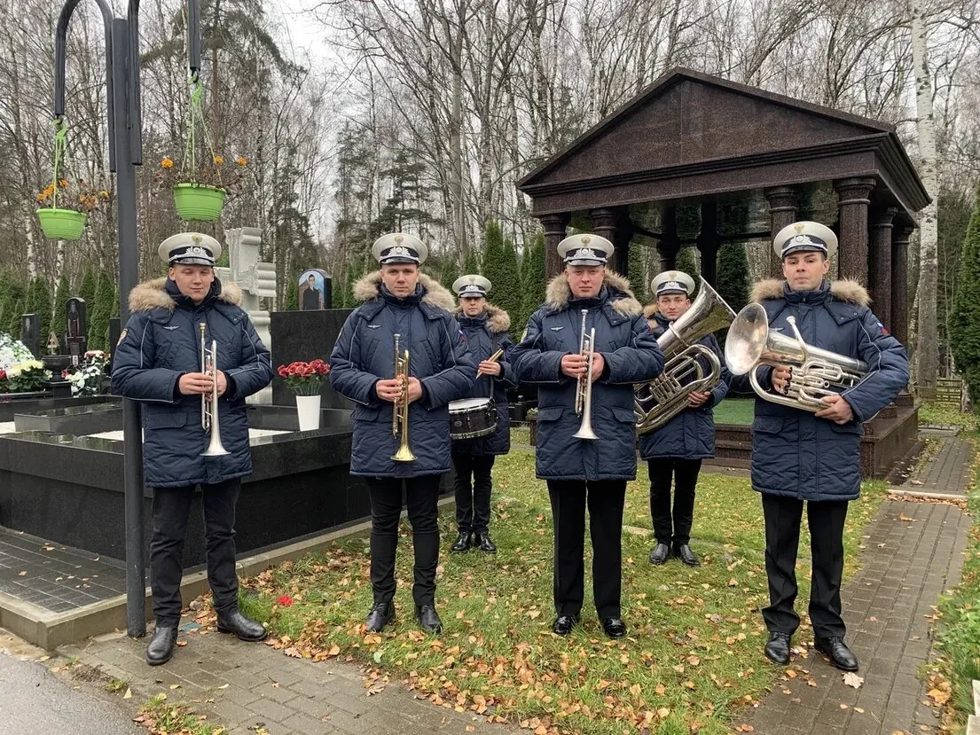 Оркестр Golden Horn в зимней форме на кладбище